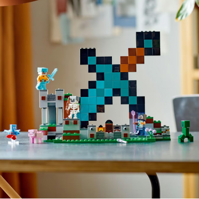 Конструктор для хлопчика та дівчинки Майнкрафт "Форпост з мечем" 427 деталей (31244)